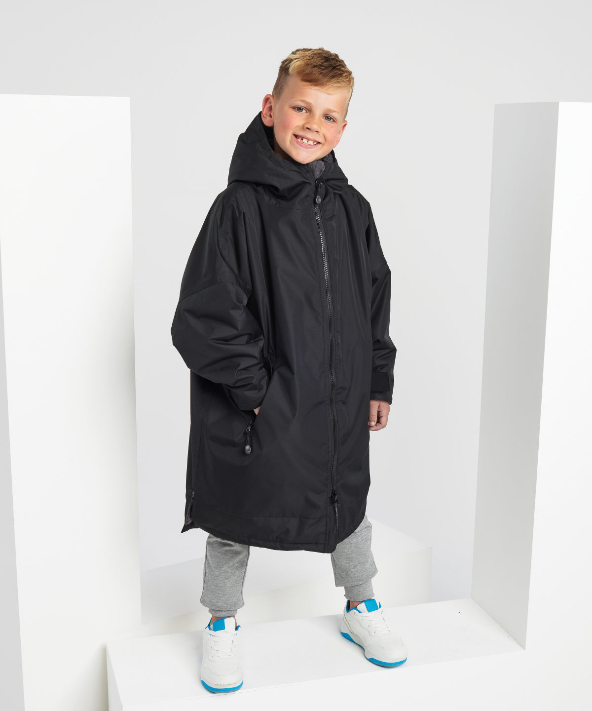 Kids TriDri® All-seasons waterproof changing robe | black/charcoal