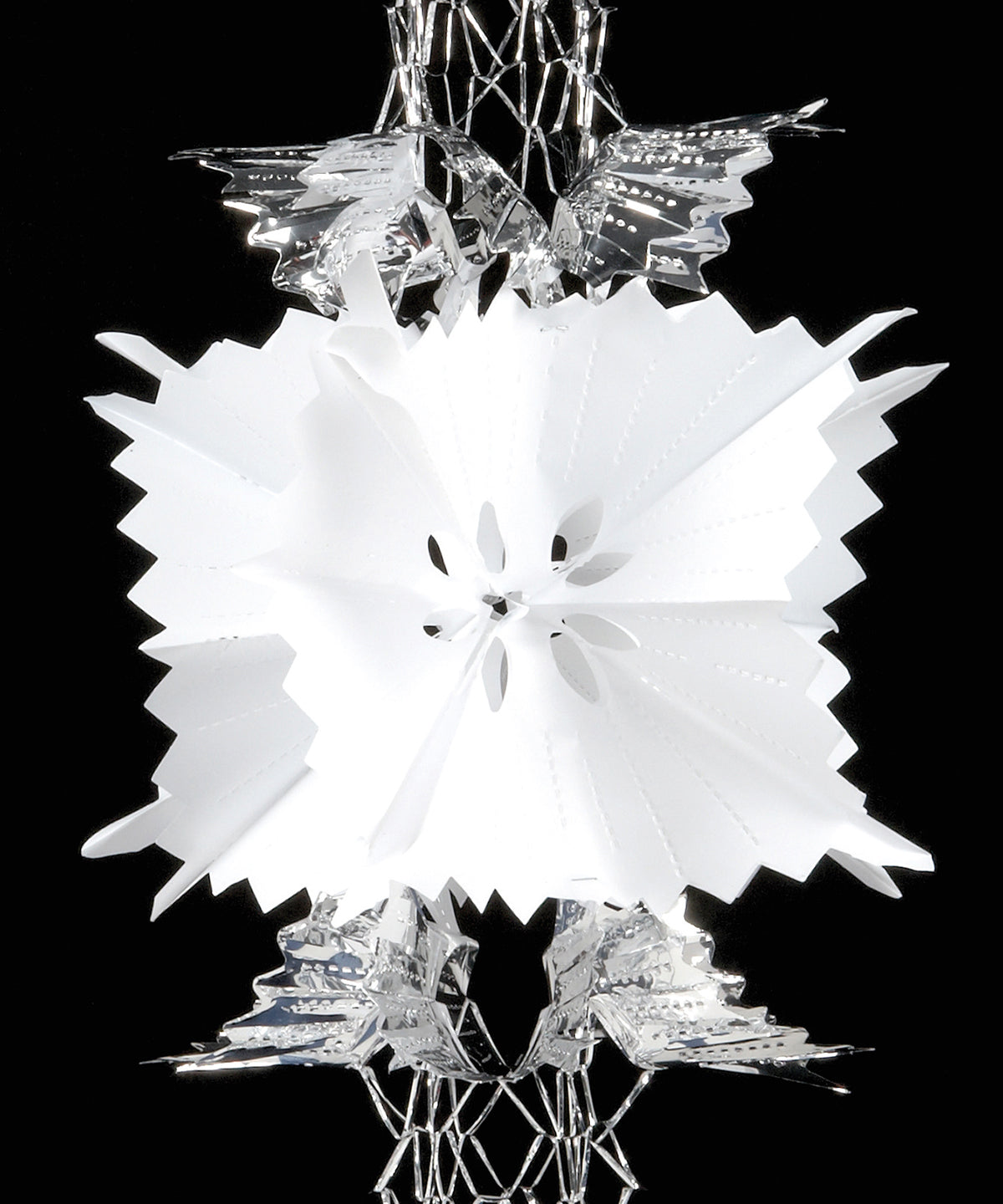 CS704 The Christmas Shop White 4 section garland