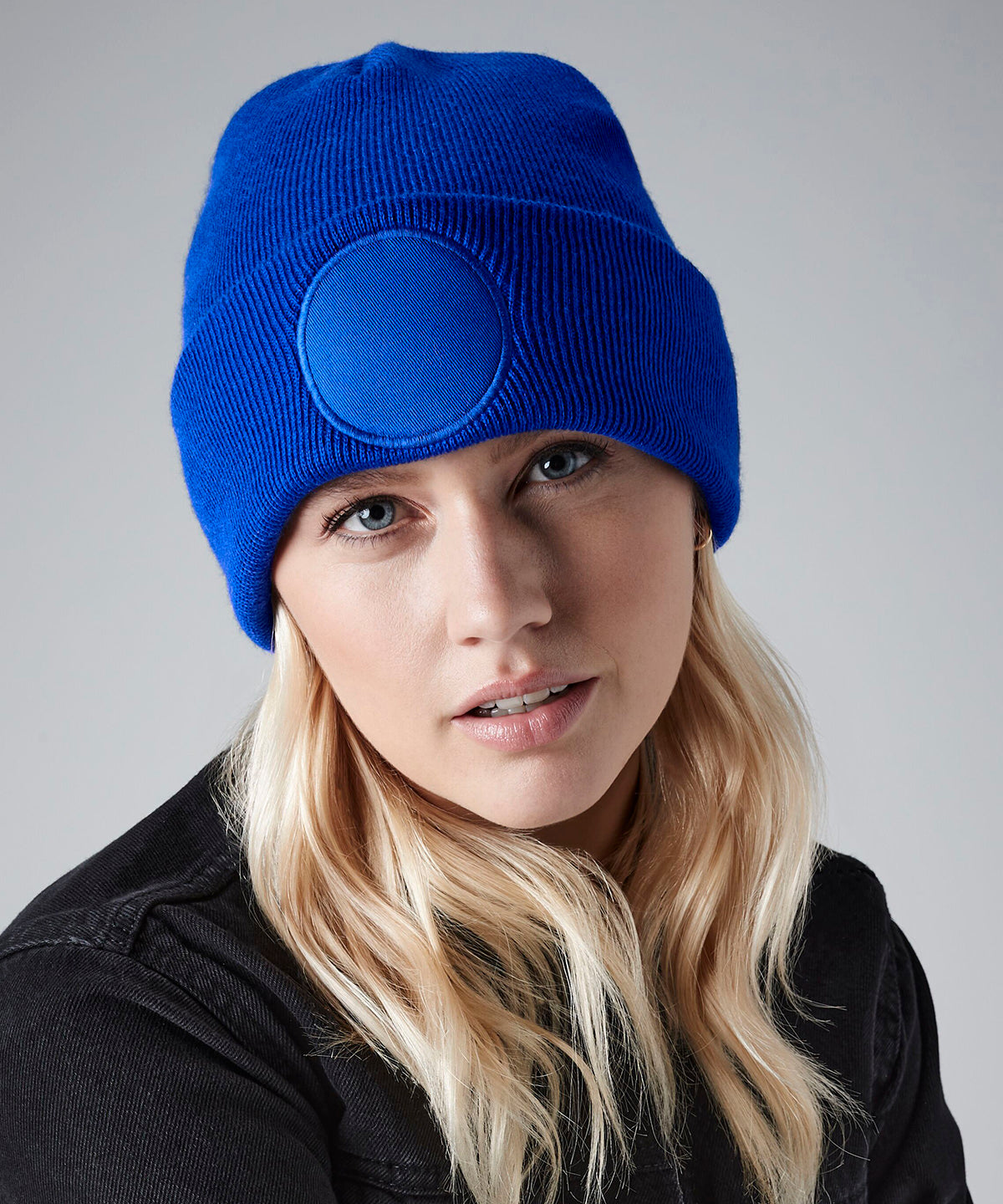 Circular patch beanie | black