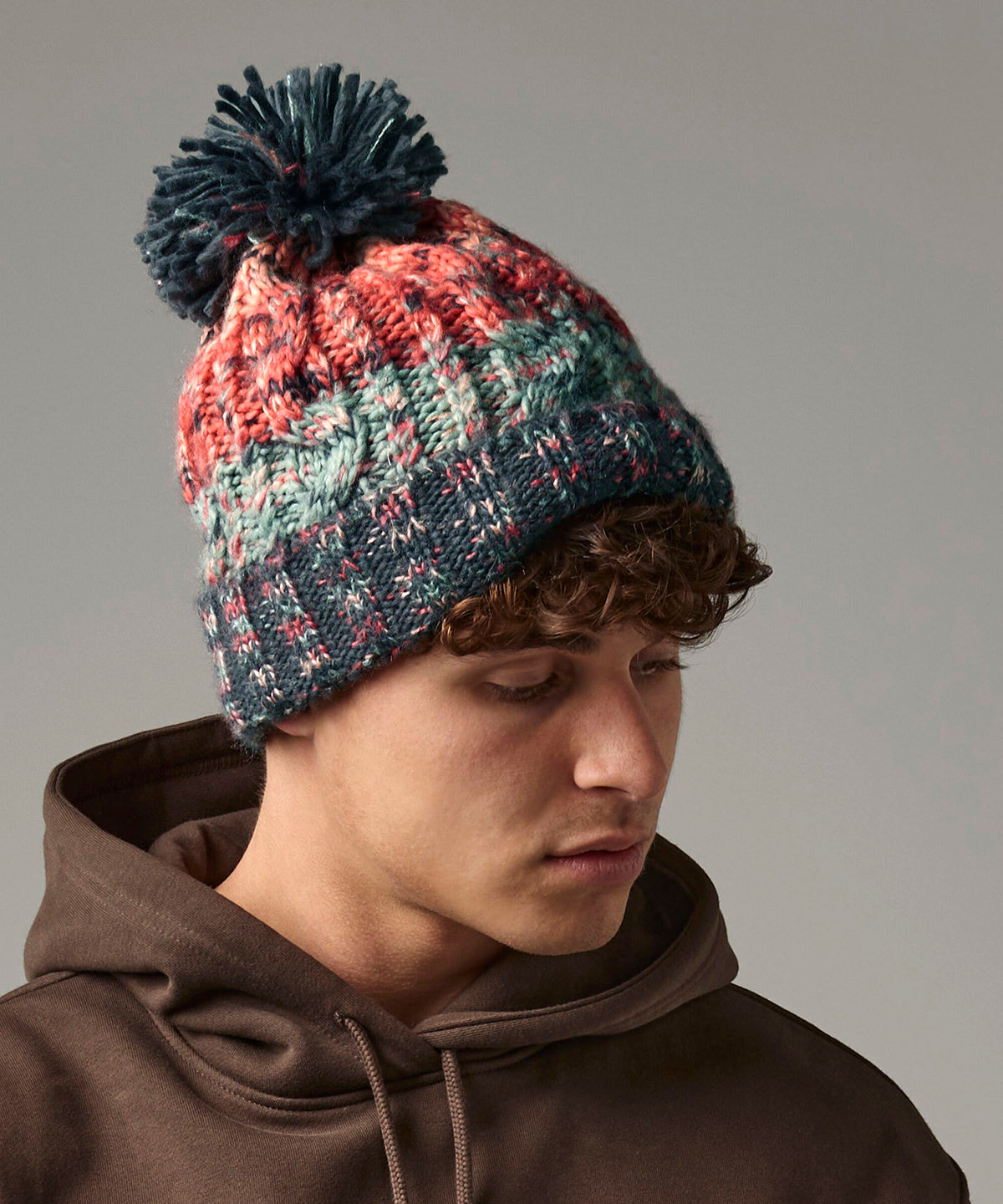 Corkscrew pom pom beanie | black jacks
