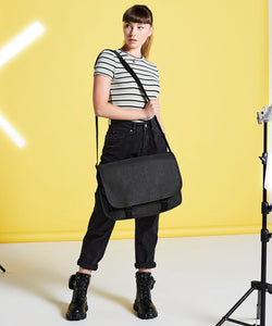 Two-tone digital messenger | black