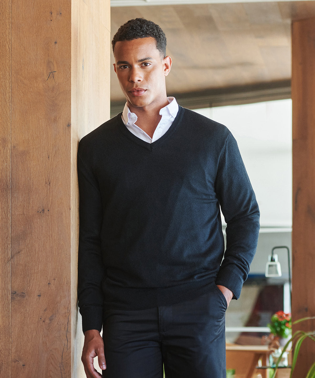 Cashmere touch acrylic v-neck jumper | black