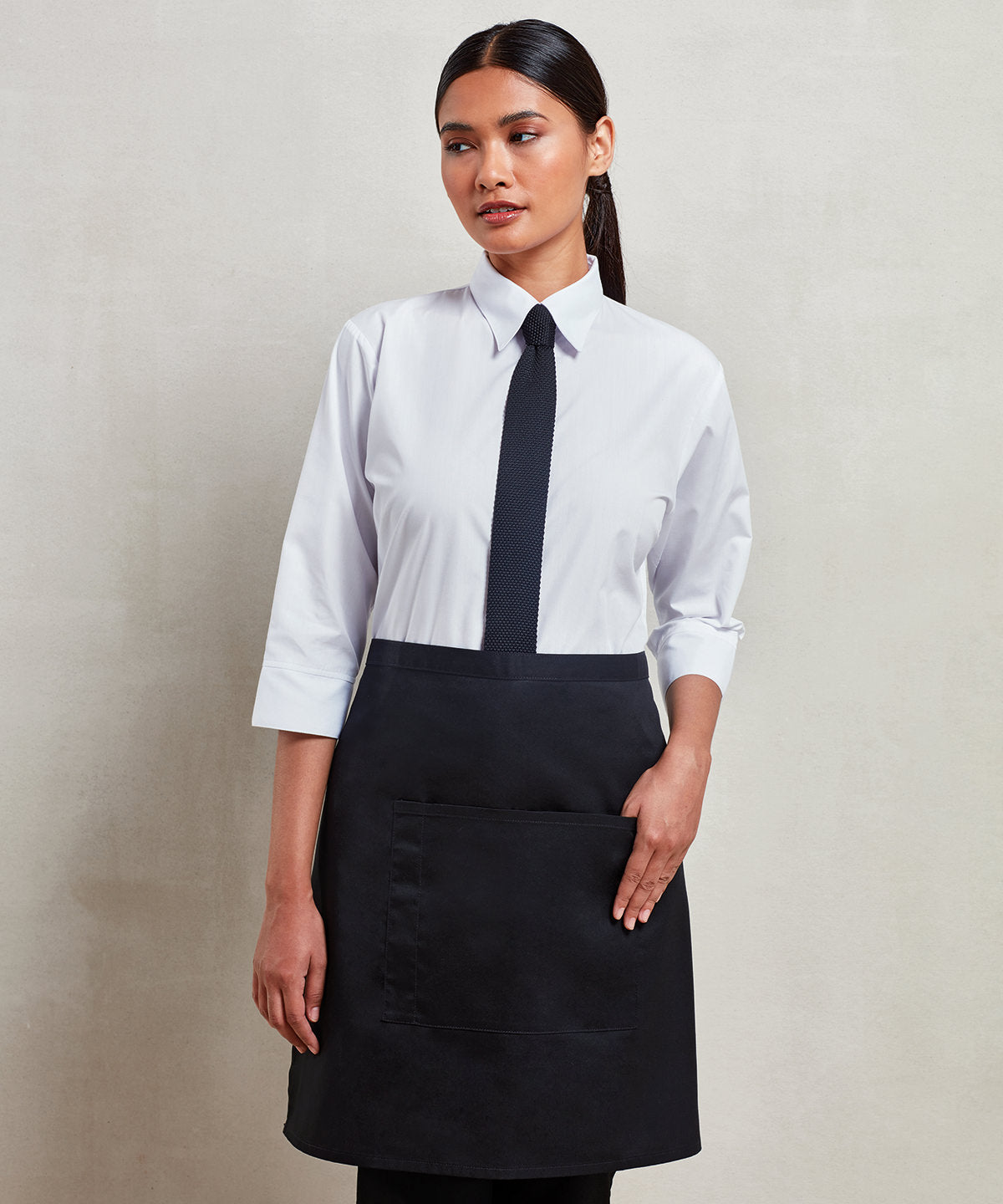 Colours collection mid-length pocket apron | black