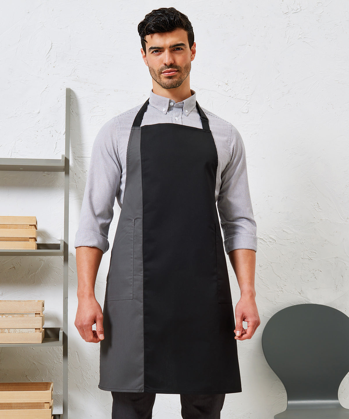 Contrast bib apron | black/turquoise