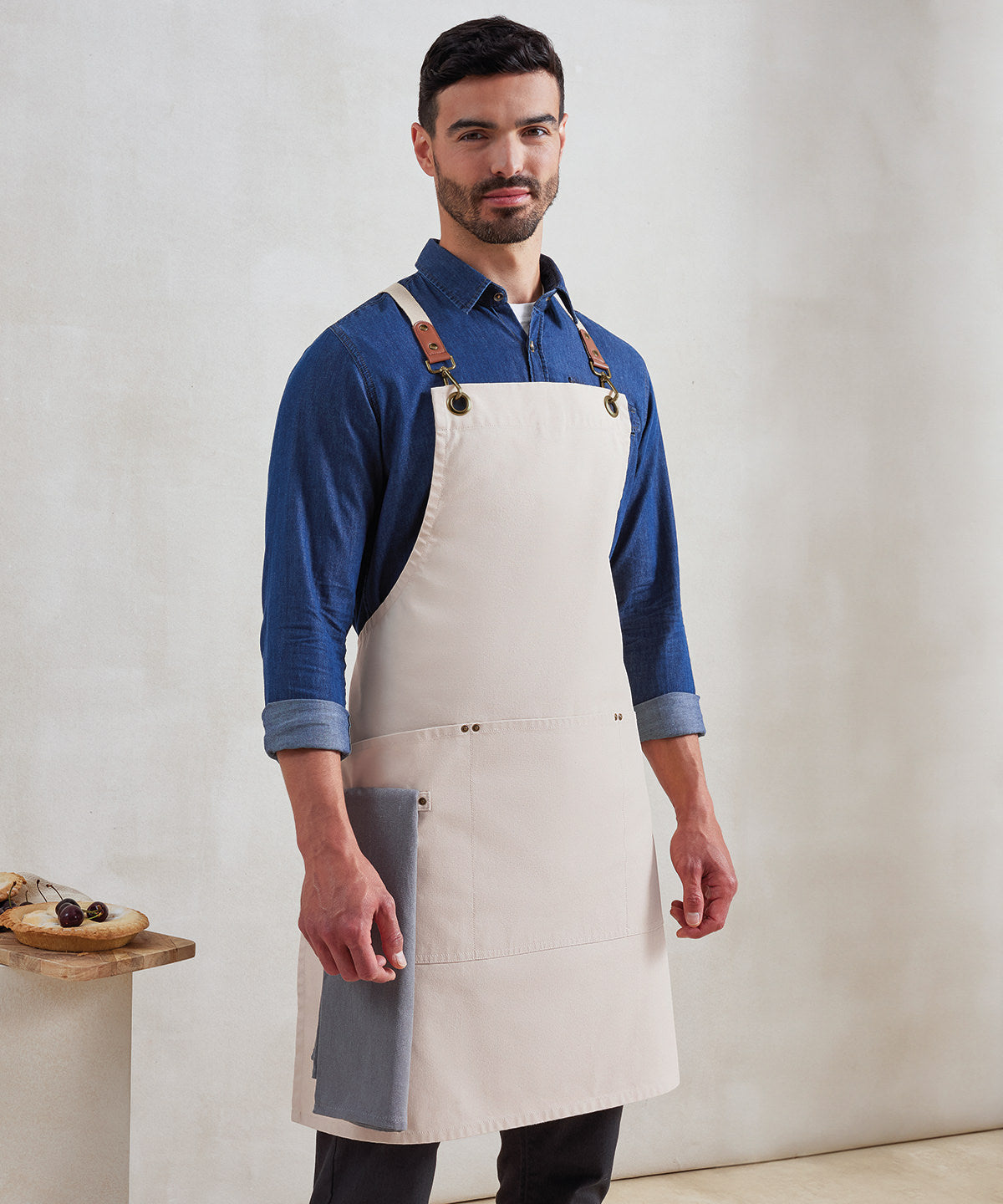 Clip n Clasp cross-back bib apron | black
