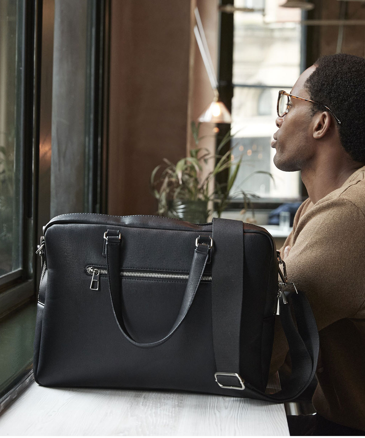 Tailored luxe PU briefcase | black