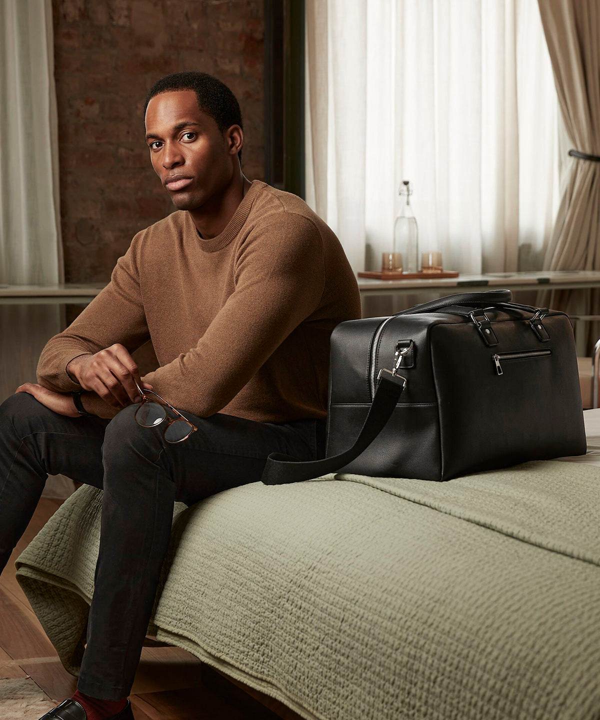 Tailored luxe PU wash bag | black