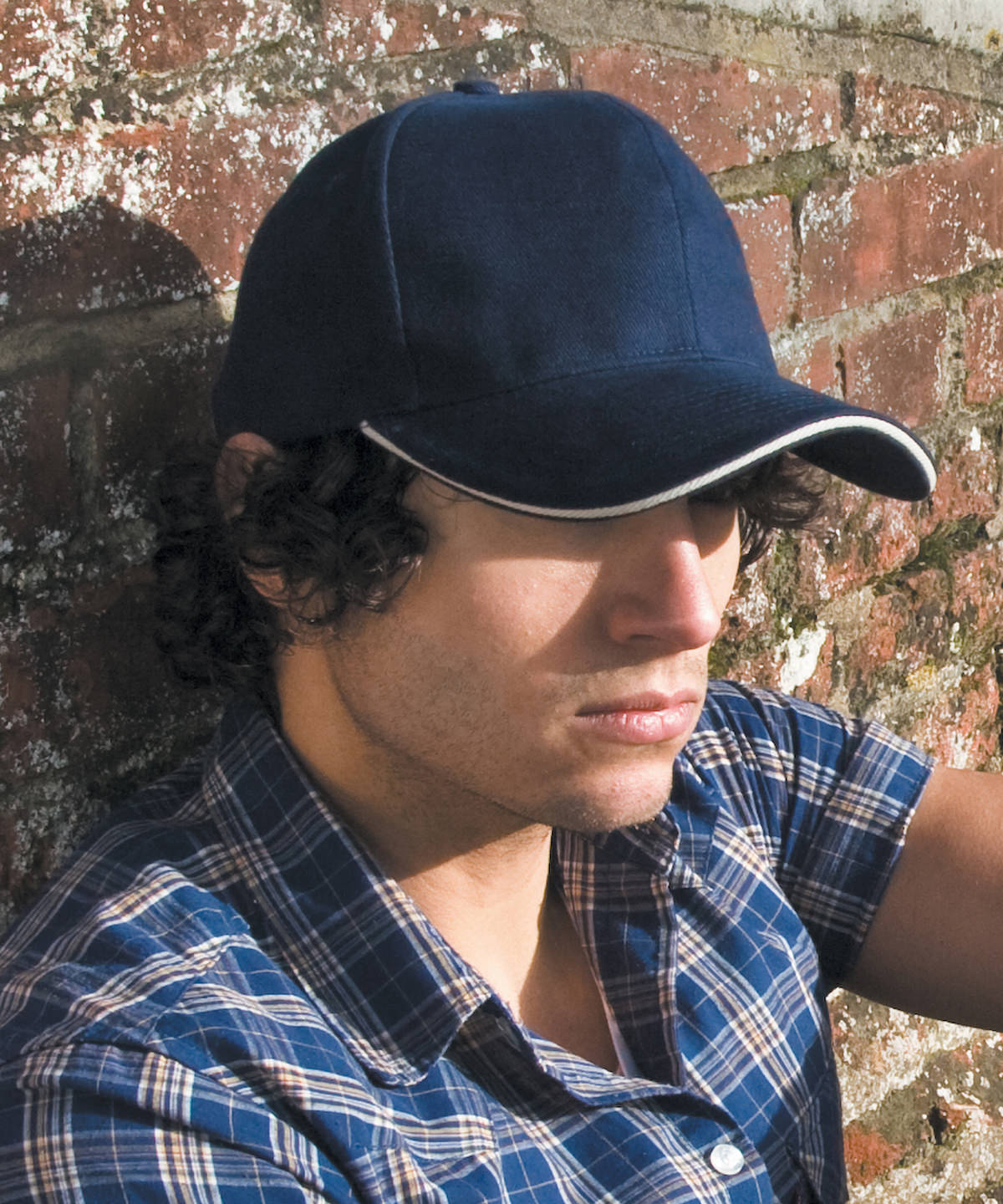 Pro-style heavy cotton cap with sandwich peak | black/red